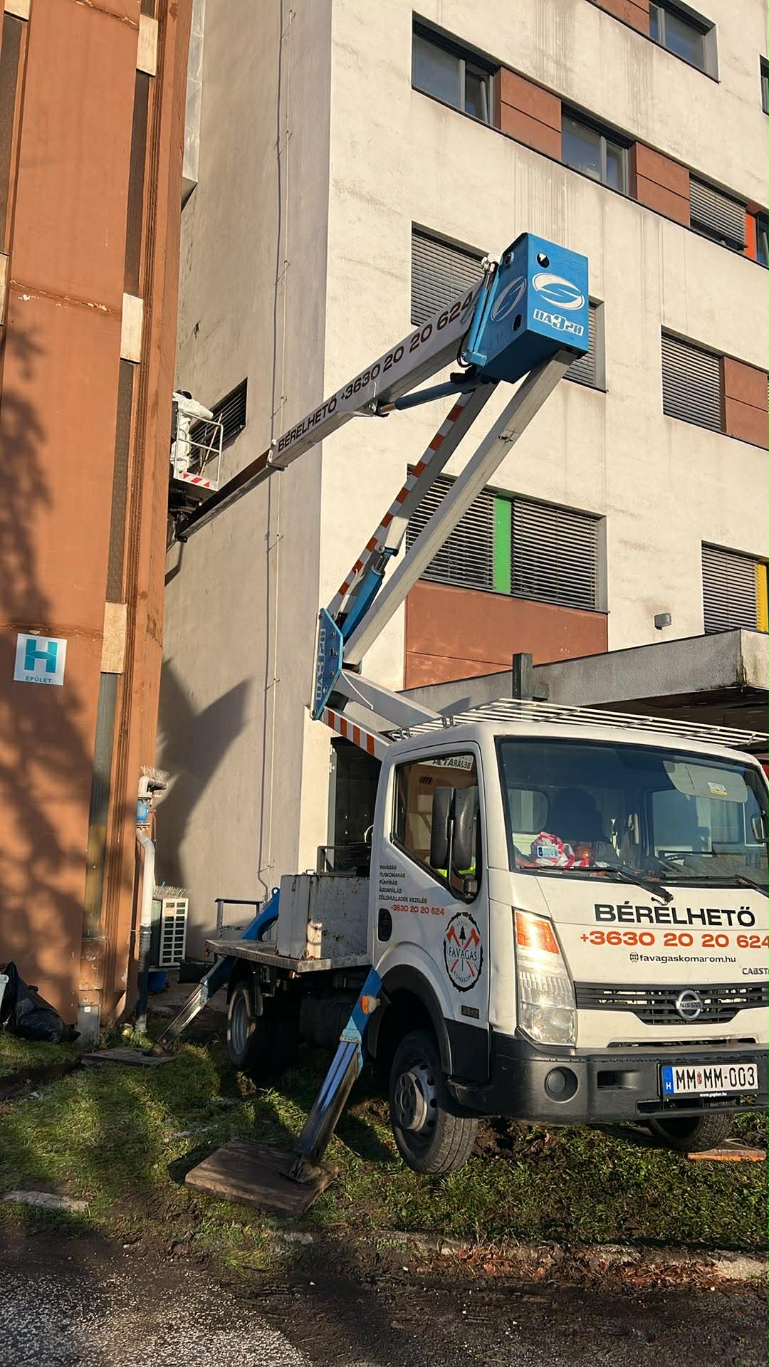 Emelőkosaras munka - egészségügyi intézmény felújítás