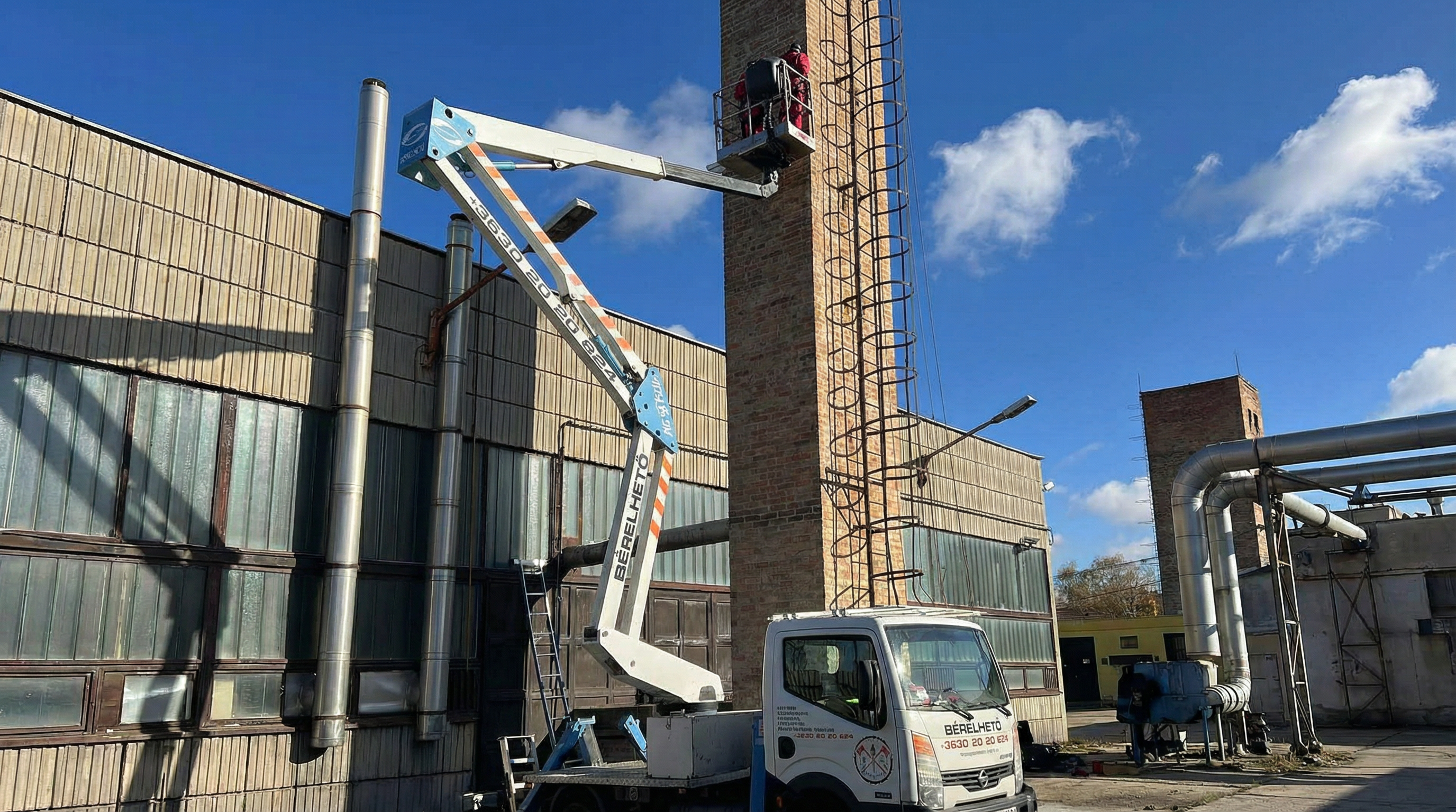Emelőkosaras munka - ipari kémény karbantartás magasban