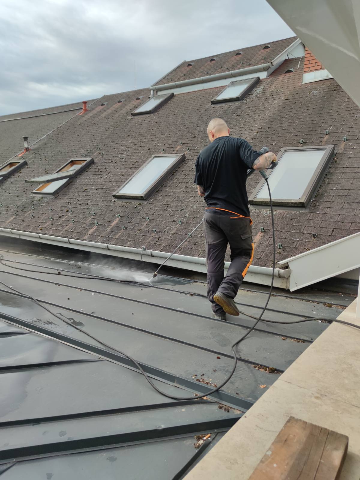 Tetőtisztítás nagynyomású mosással